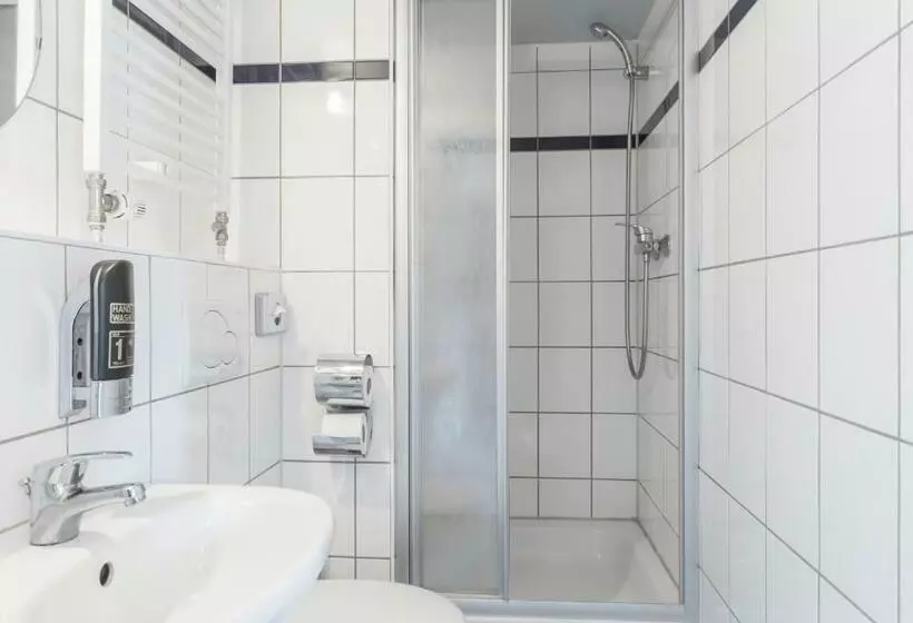 اتاق استاندارد یک تخته با سرویس بهداشتی مشترک, a&o Hamburg Reeperbahn