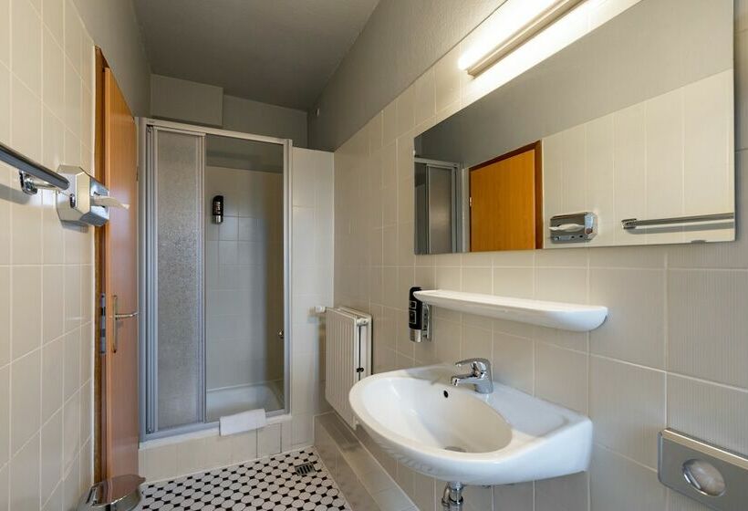 带共用浴室的标准房间, a&o Hamburg Reeperbahn