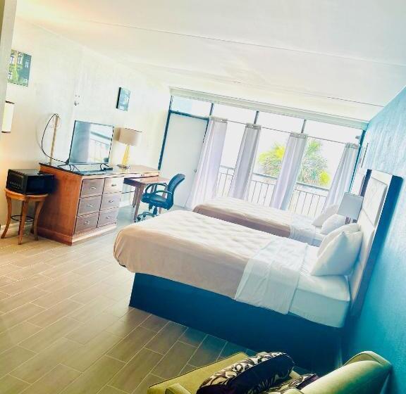 اتاق لوکس با بالکن و چشمانداز دریا, Rodeway Inn