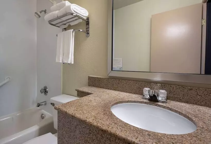 キングサイズベッドのスイートルーム, Days Inn By Wyndham Encinitas Moonlight Beach