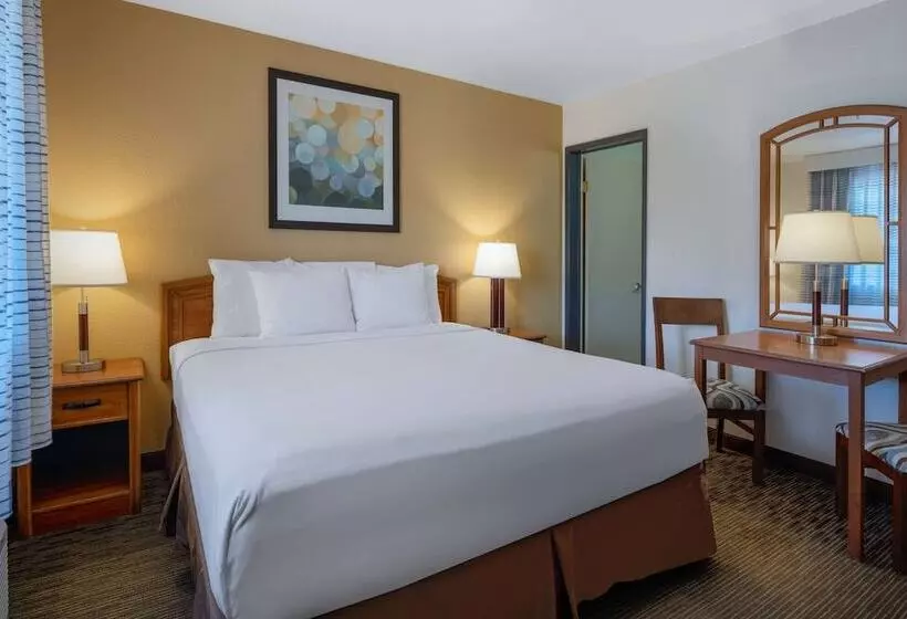 キングサイズベッドのスイートルーム, Days Inn By Wyndham Encinitas Moonlight Beach