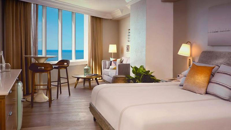 带大床的套房, Pelican Grand Beach Resort, A Noble House Resort