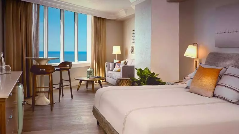 キングサイズベッドのスイートルーム, Pelican Grand Beach Resort, A Noble House Resort