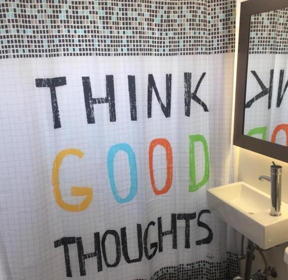 デラックスファミリールーム, The Sands Motel