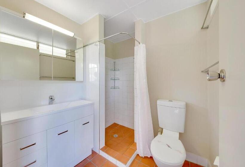 اتاق استاندارد سه نفره, Camelot Motel