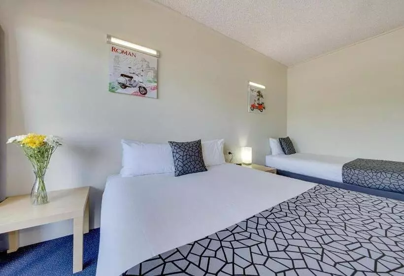 اتاق استاندارد سه نفره, Camelot Motel
