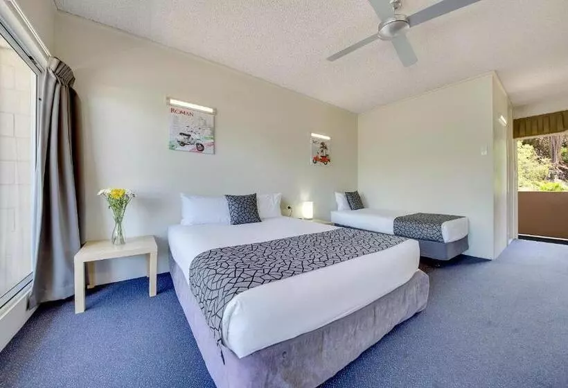 اتاق استاندارد سه نفره, Camelot Motel