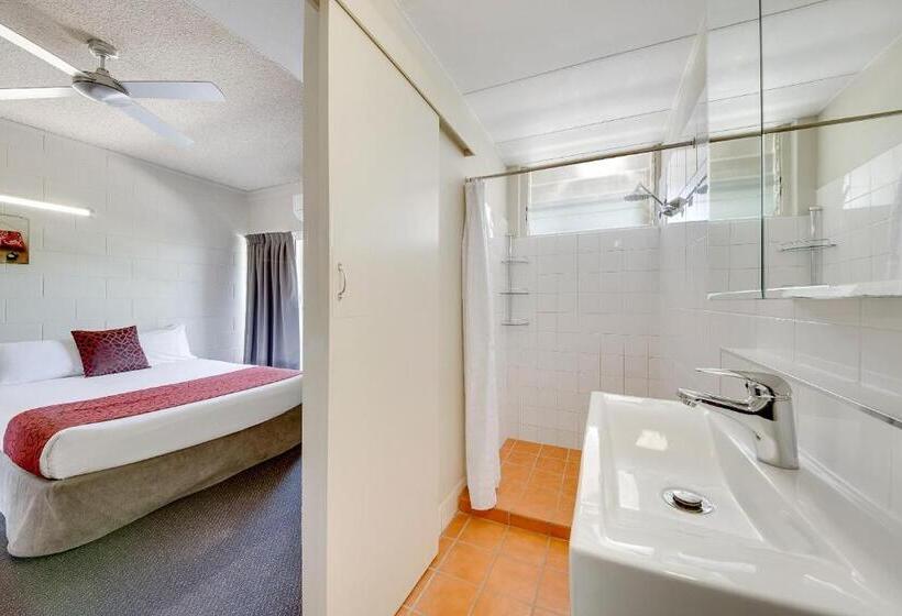 اتاق خانوادگی, Camelot Motel