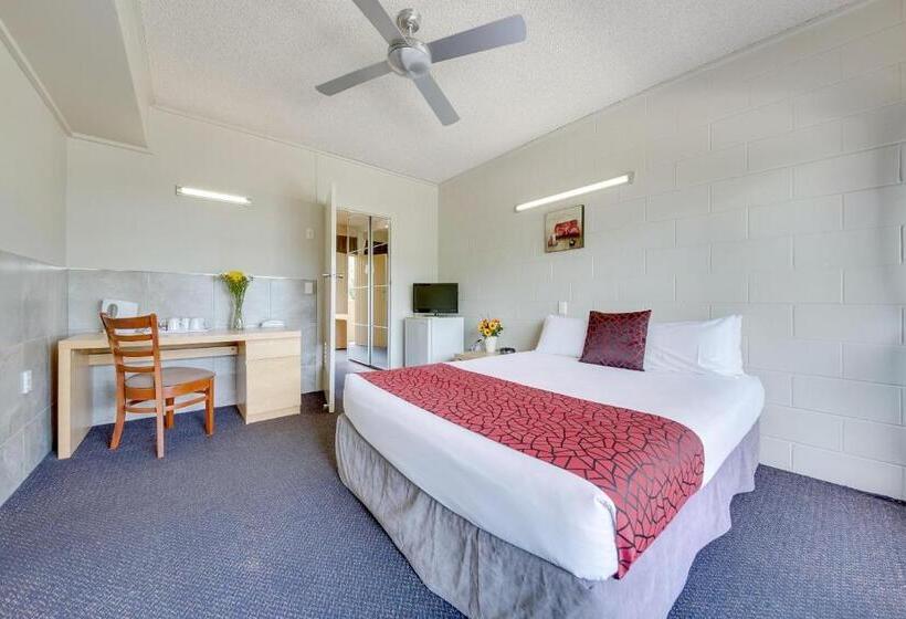 اتاق خانوادگی, Camelot Motel