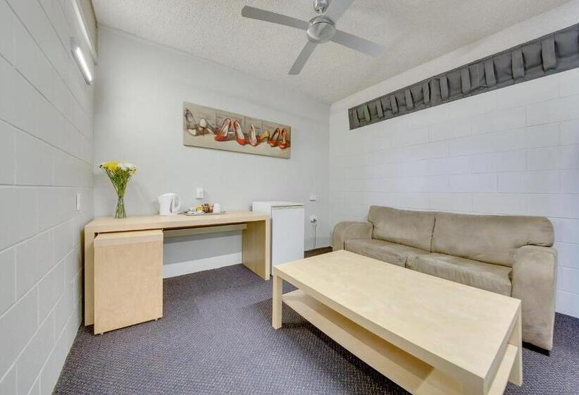 اتاق لوکس با تخت دو نفره بزرگ, Camelot Motel