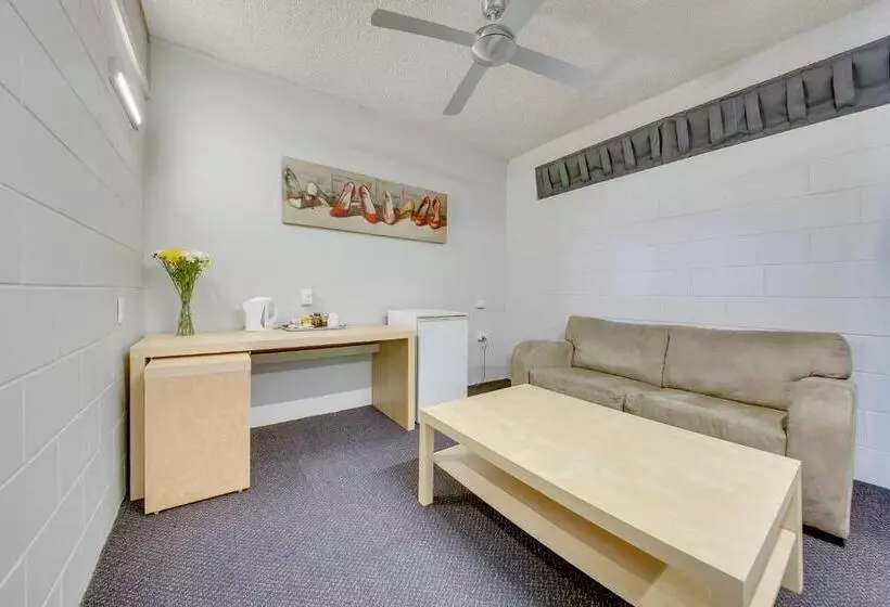 اتاق لوکس با تخت دو نفره بزرگ, Camelot Motel
