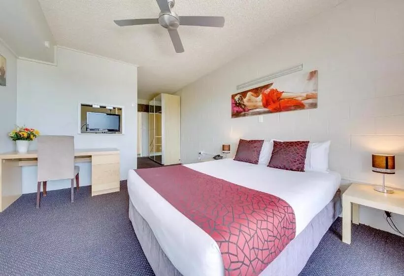 اتاق لوکس با تخت دو نفره بزرگ, Camelot Motel