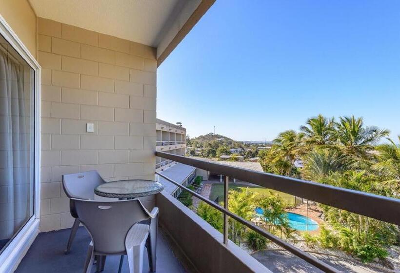 اتاق لوکس با تخت دو نفره بزرگ, Camelot Motel