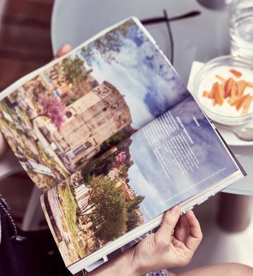 标准三人间, Acropolis Hill