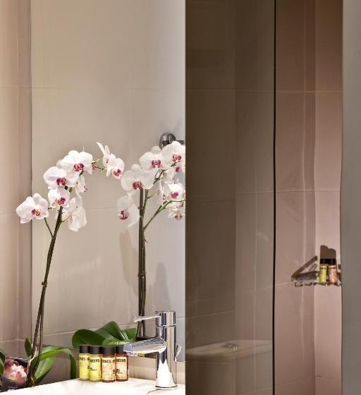 标准三人间, Acropolis Hill