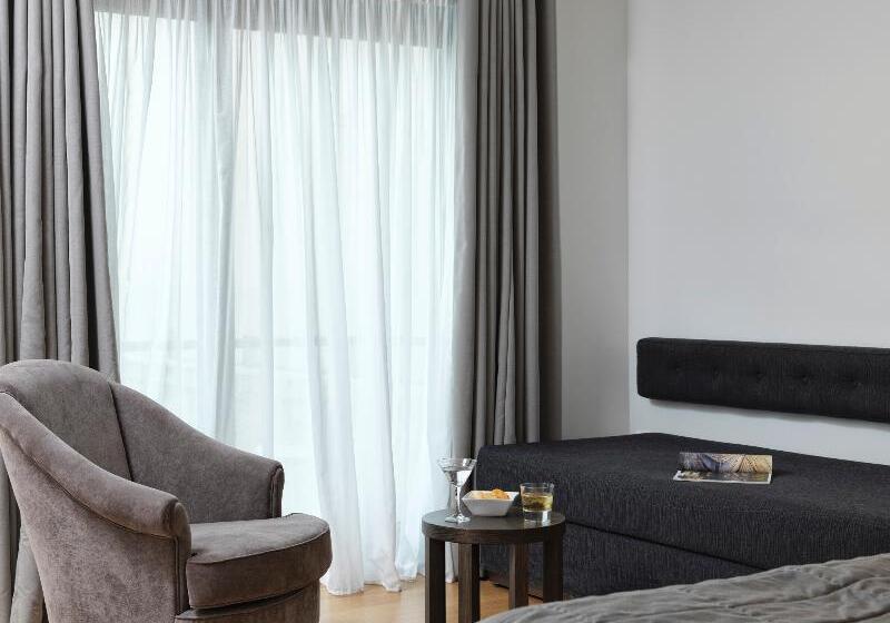 标准三人间, Acropolis Hill