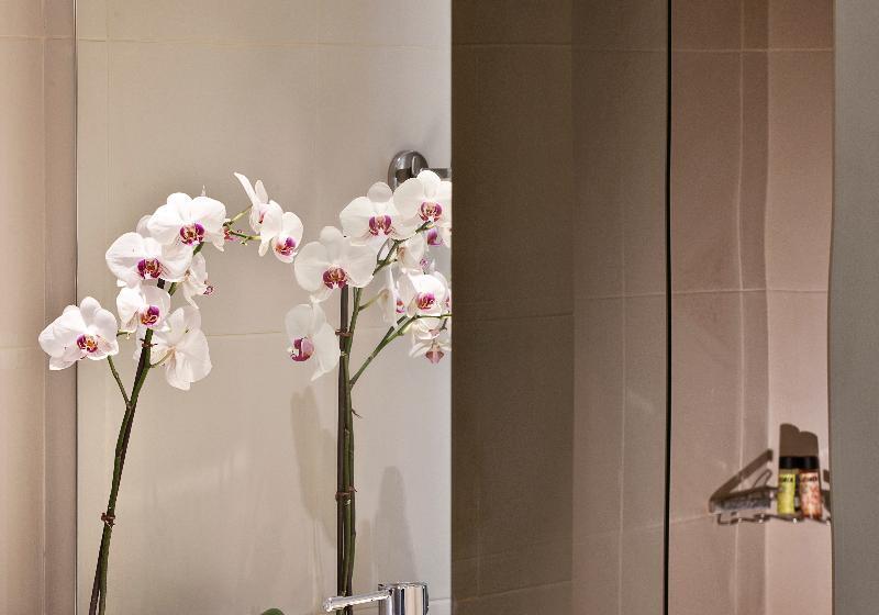 标准三人间, Acropolis Hill