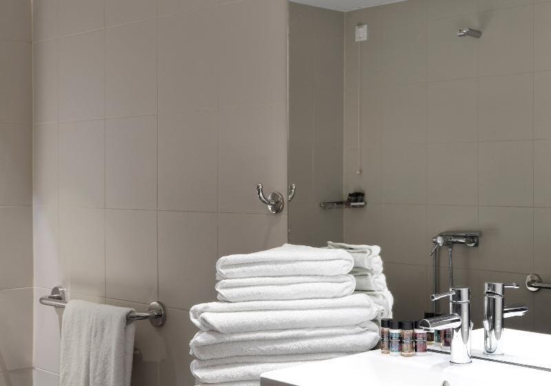 标准三人间, Acropolis Hill