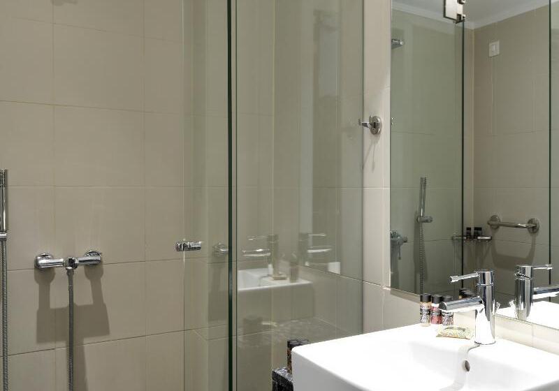 标准三人间, Acropolis Hill