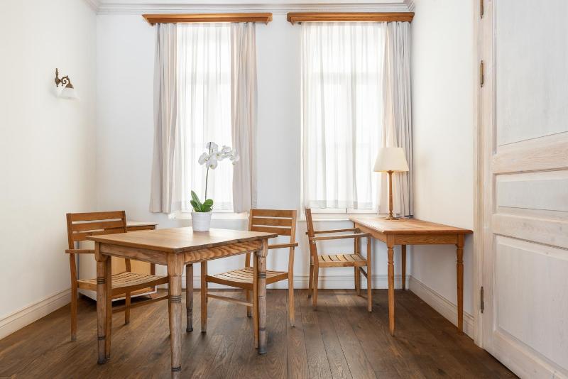 标准三人间, Acropolis Hill