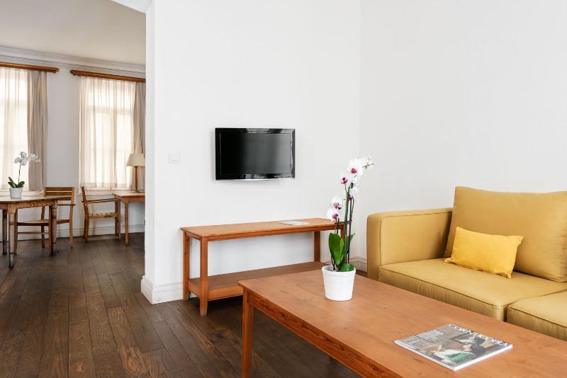 标准三人间, Acropolis Hill