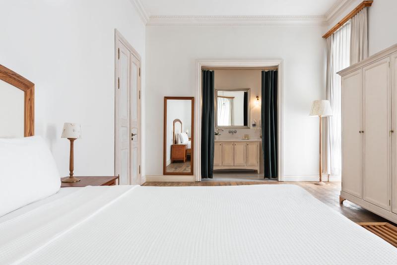 标准三人间, Acropolis Hill