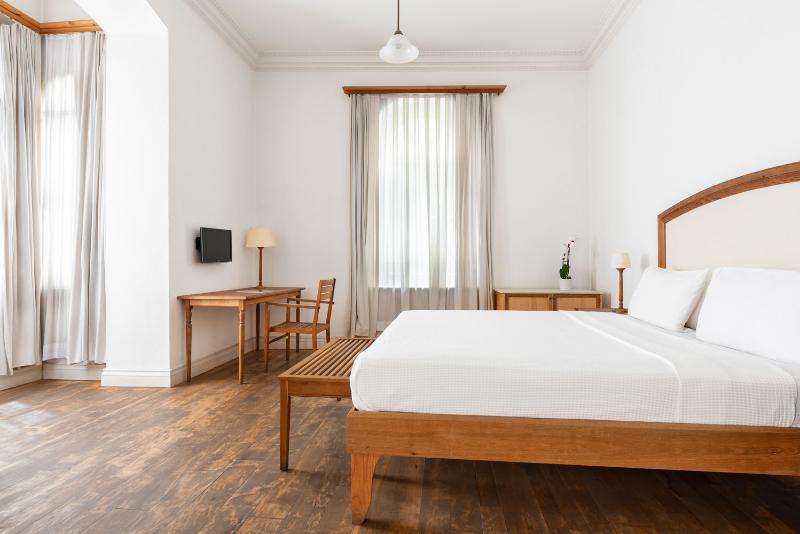 标准三人间, Acropolis Hill