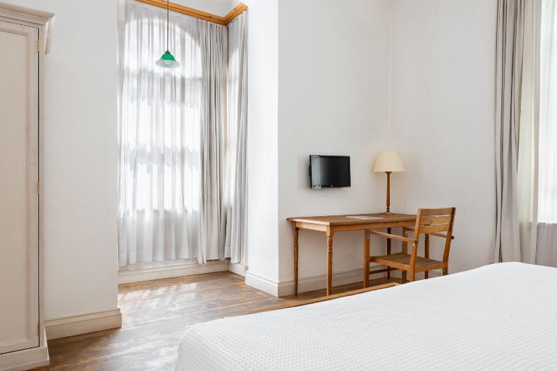 标准三人间, Acropolis Hill