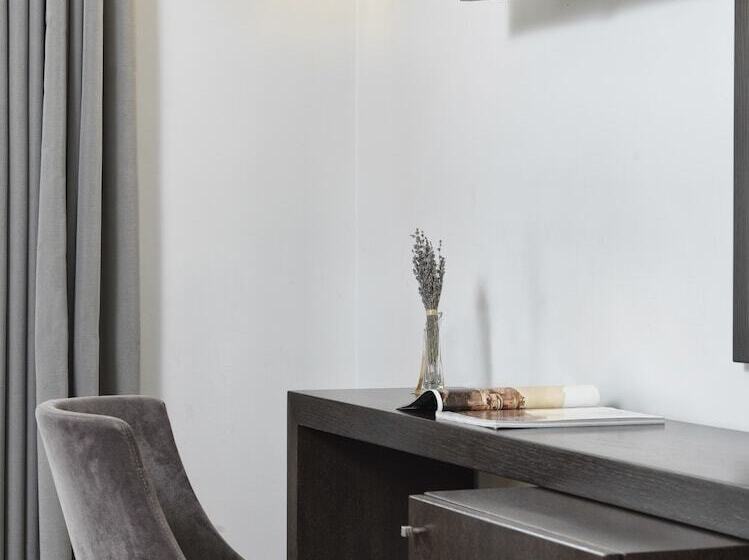 标准三人间, Acropolis Hill