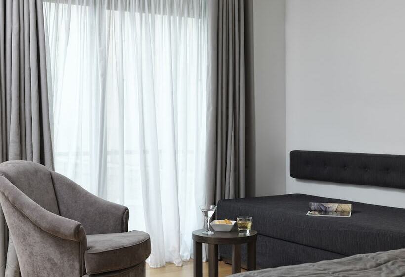 标准三人间, Acropolis Hill