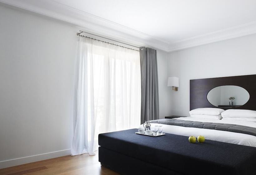 标准三人间, Acropolis Hill