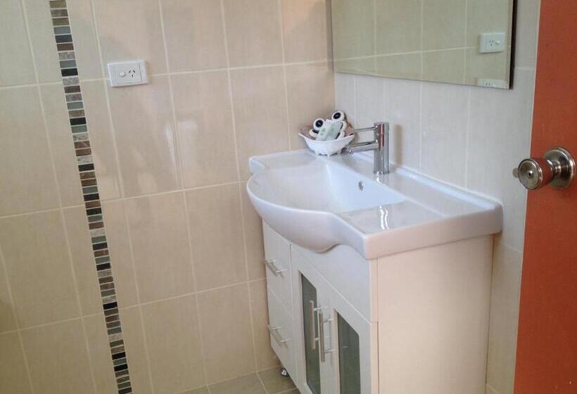 סוויטה משפחתית, Alamo Motor Inn