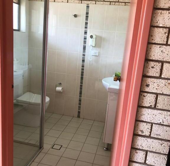 סוויטה משפחתית, Alamo Motor Inn