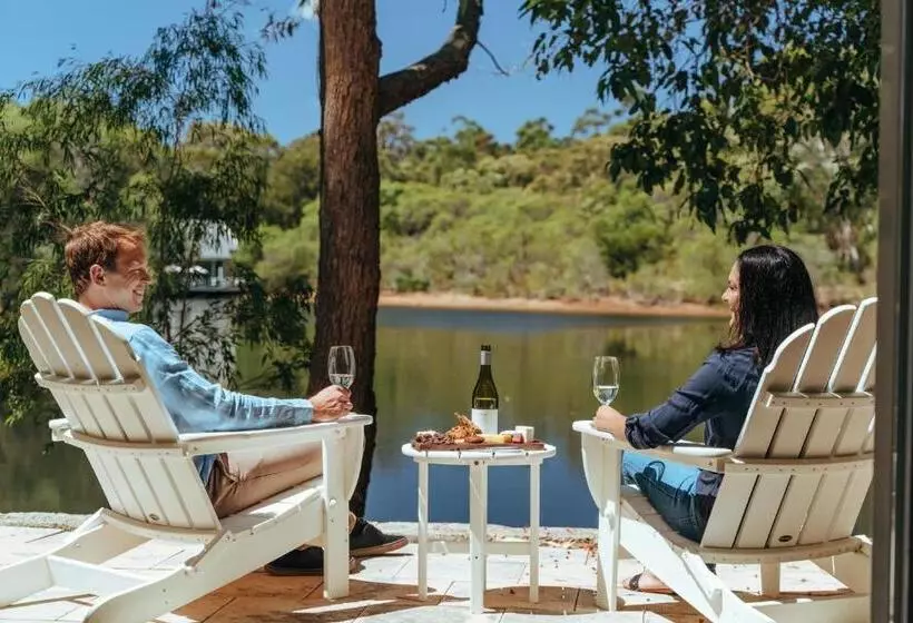 Suite with lake view, Cape Lodge
