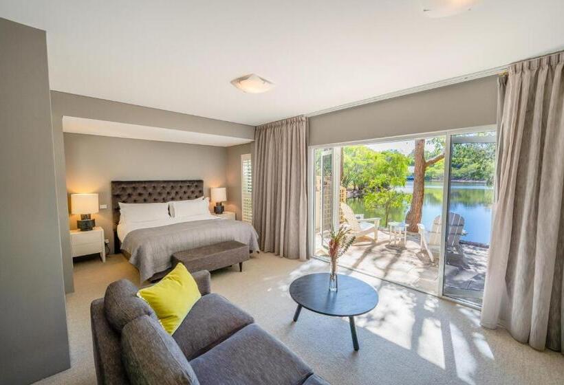 Suite with lake view, Cape Lodge