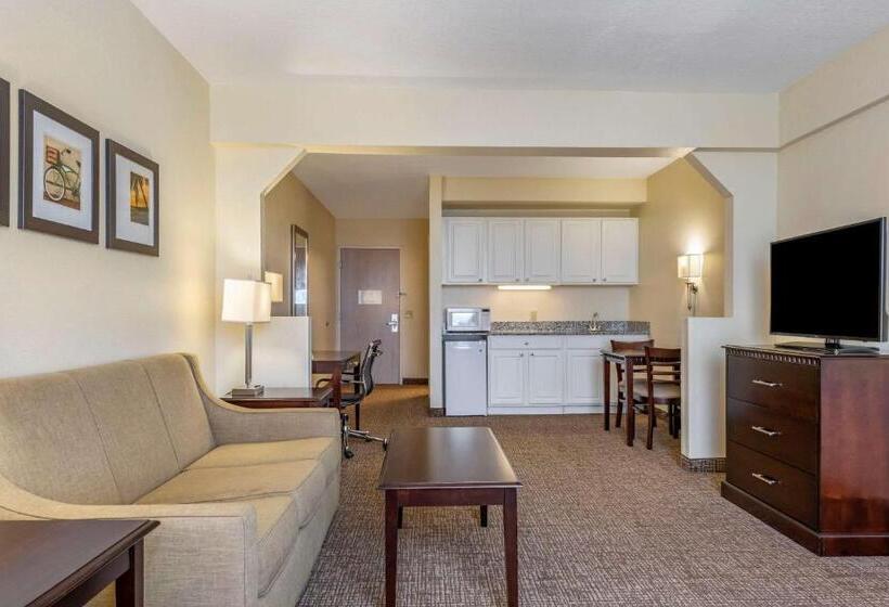 Люкс Кровать Кинг, Comfort Suites Maingate East