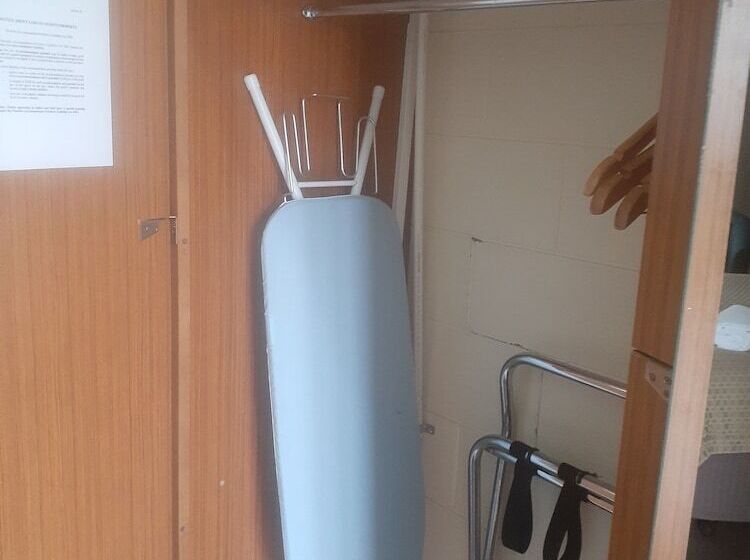 اتاق خانوادگی, City Gardens Motel