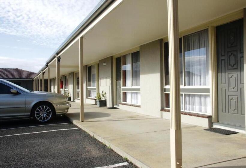 패밀리 룸, Golden Palms Motel