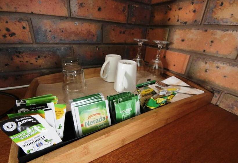 غرفة عائلية, Golden Palms Motel