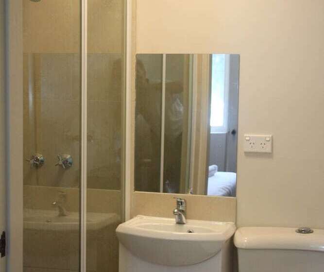 חדר סטנדרט לשלושה, Greenwich Inn Motel