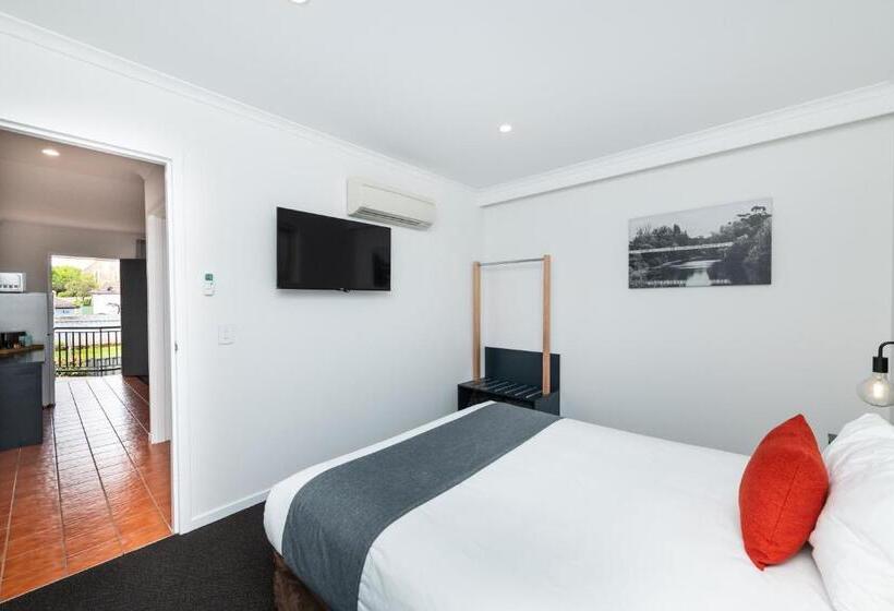 Suite Queen Bed, River Motel