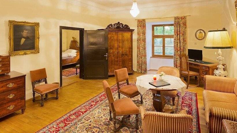 غرفة قياسية ثلاثية, Schloss Ernegg