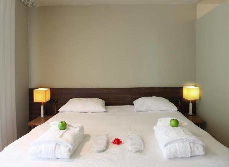 חדר דלוקס, De Pits