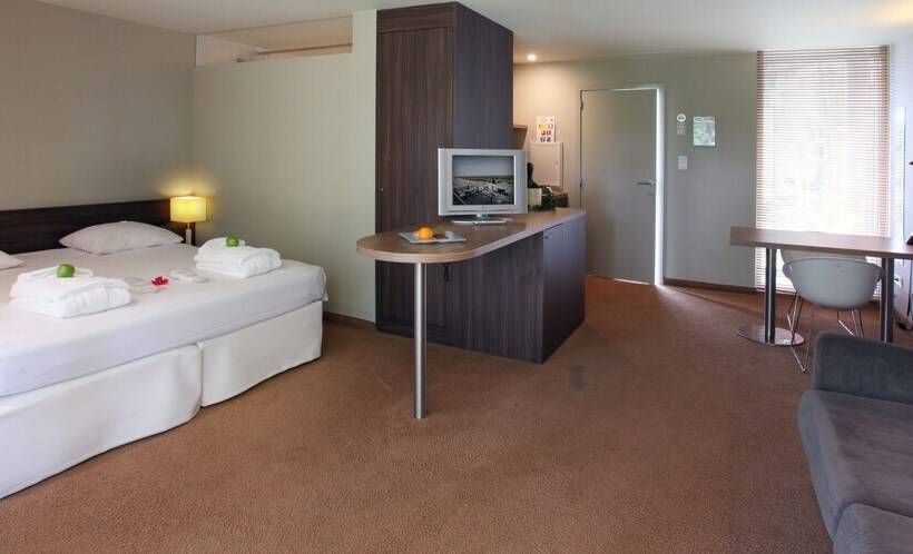 חדר דלוקס, De Pits