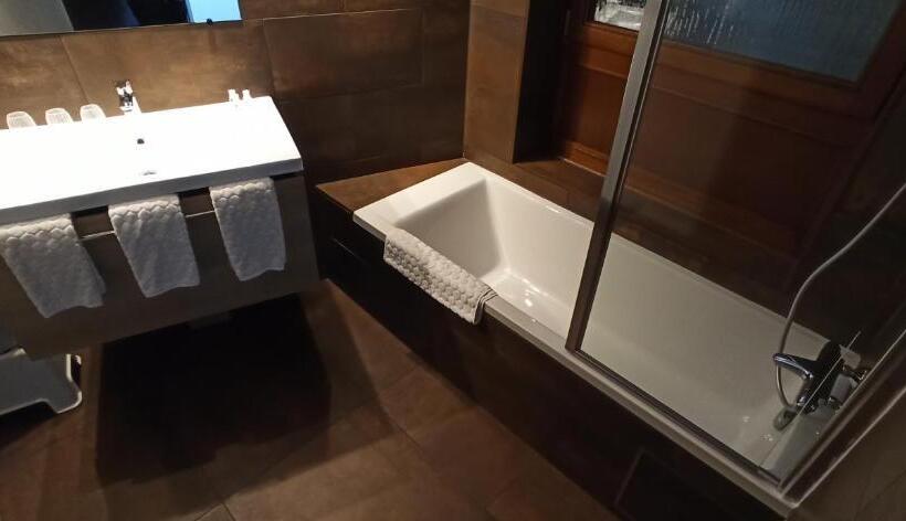 غرفة قياسية ثلاثية ذات اطلالة, Le Chalet