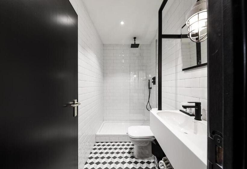 חדר סטנדרט, Upstairs