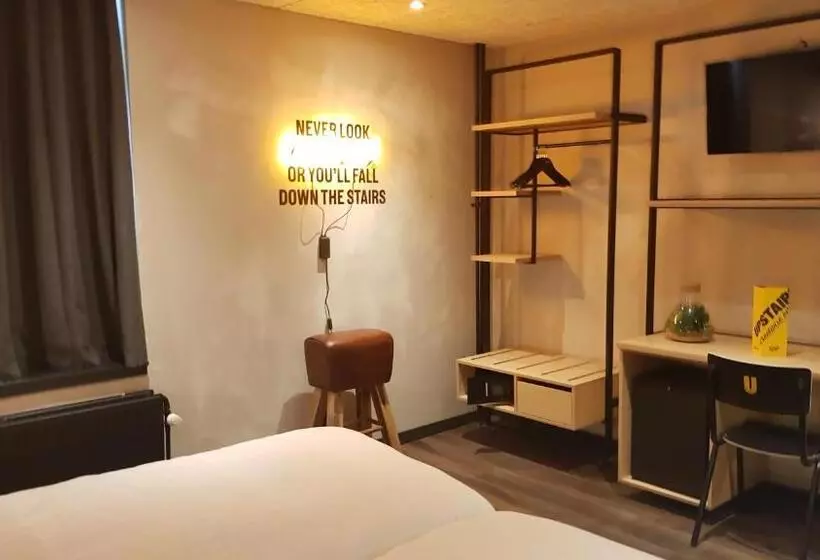 اتاق استاندارد, Upstairs