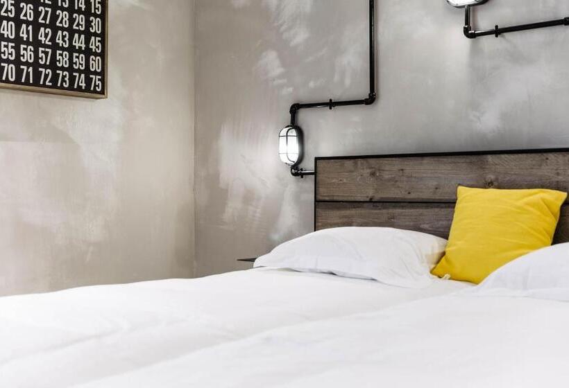 חדר סטנדרט, Upstairs