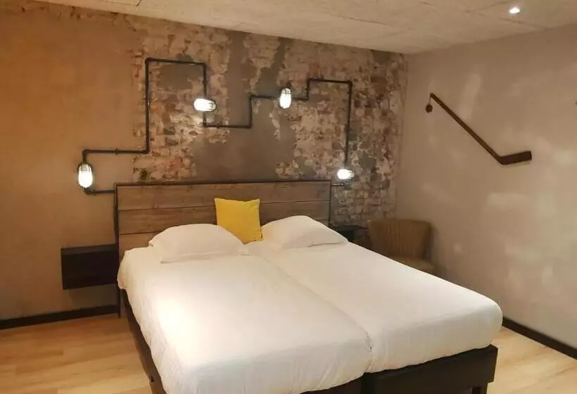 اتاق استاندارد, Upstairs