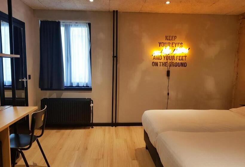 חדר סטנדרט, Upstairs